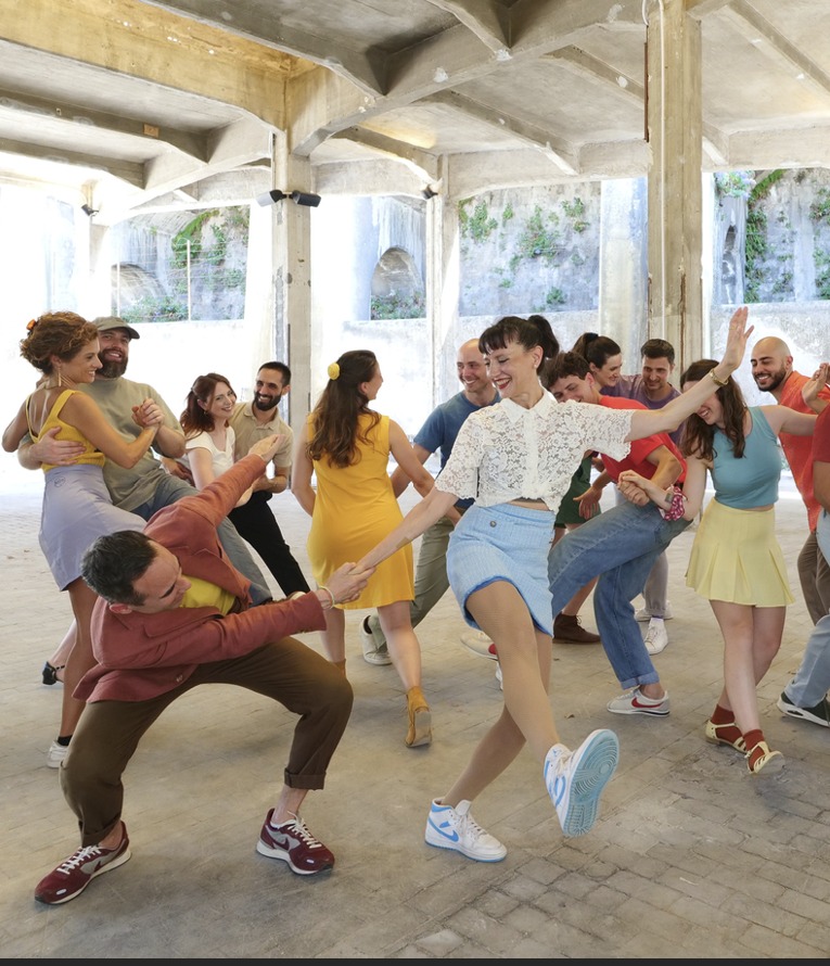 Una coppia che balla swing