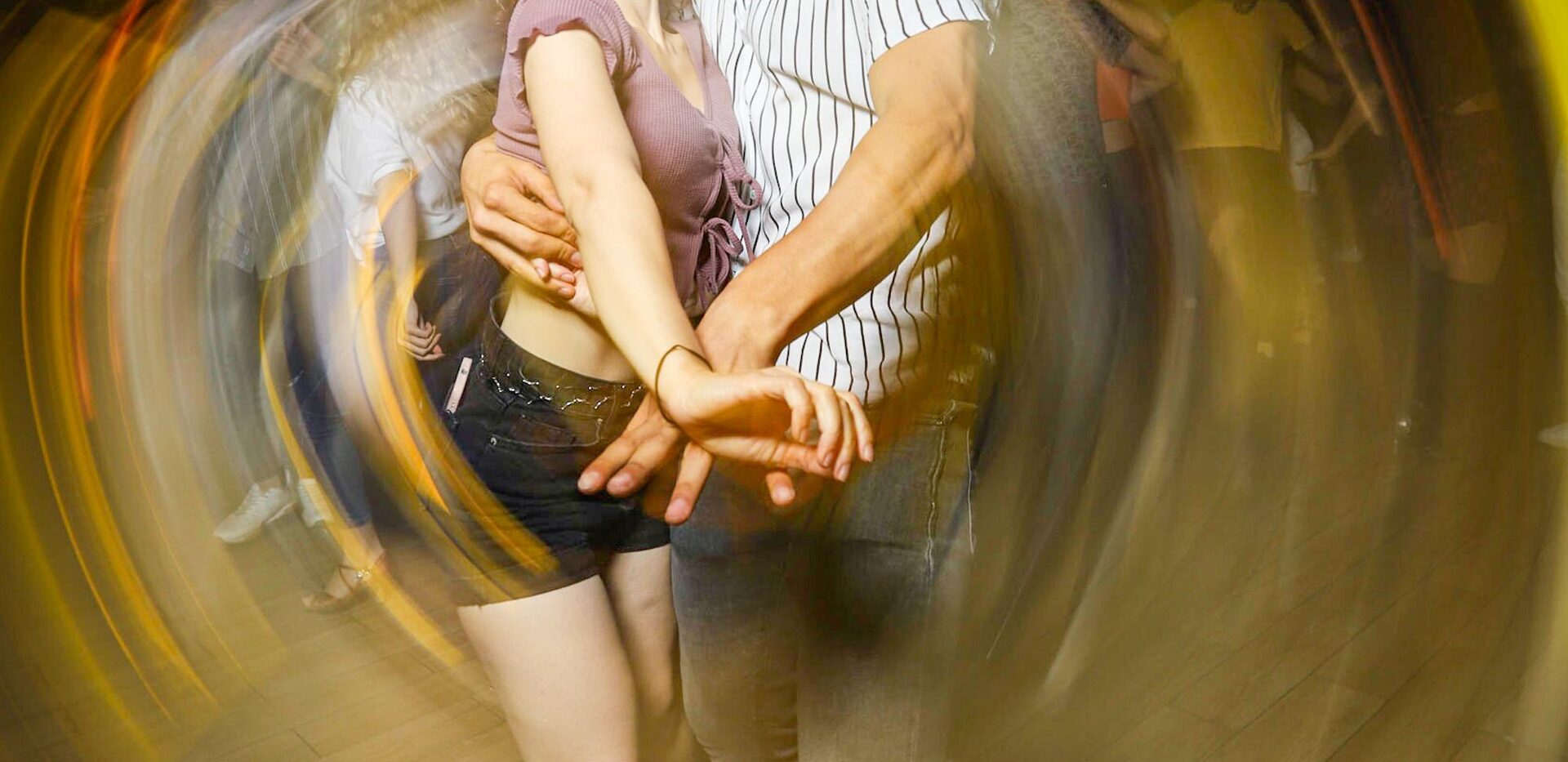 Una coppia balla swing in pista